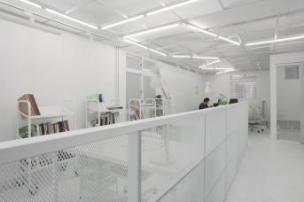 辦公室裝修:建筑人的實(shí)驗(yàn)精神，將18坪新創(chuàng)辦公室變身白色幻境！