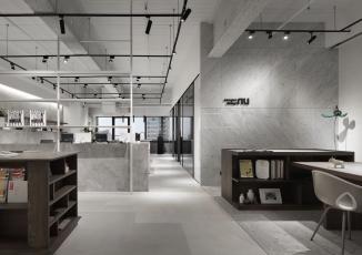 時尚裸設計無限延伸 玻璃、層板展示收納創(chuàng)造簡約現(xiàn)代工作室 